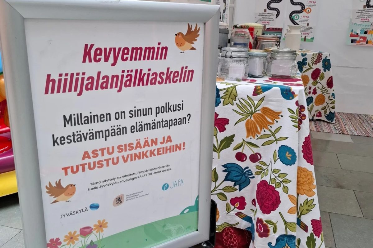 Juliste, jossa lukee kevyemmin hiilijalanjälkiaskelin